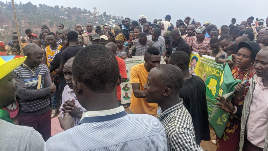 Bukavu : Olive Mudekereza confère avec des habitants de Kanoshe
