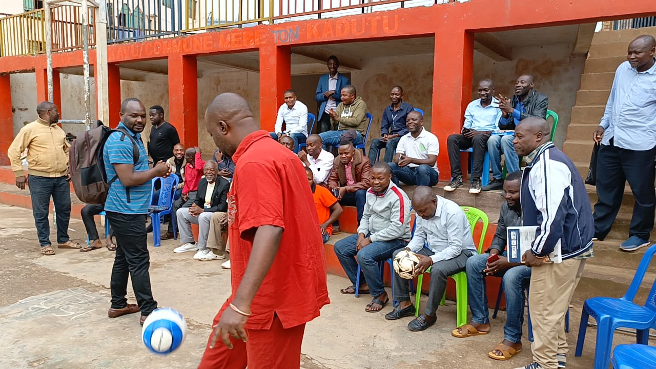 Bukavu : Placide Ntole Nyenyezi remet deux ballons neufs à la Chorale Saint Joseph Buholo