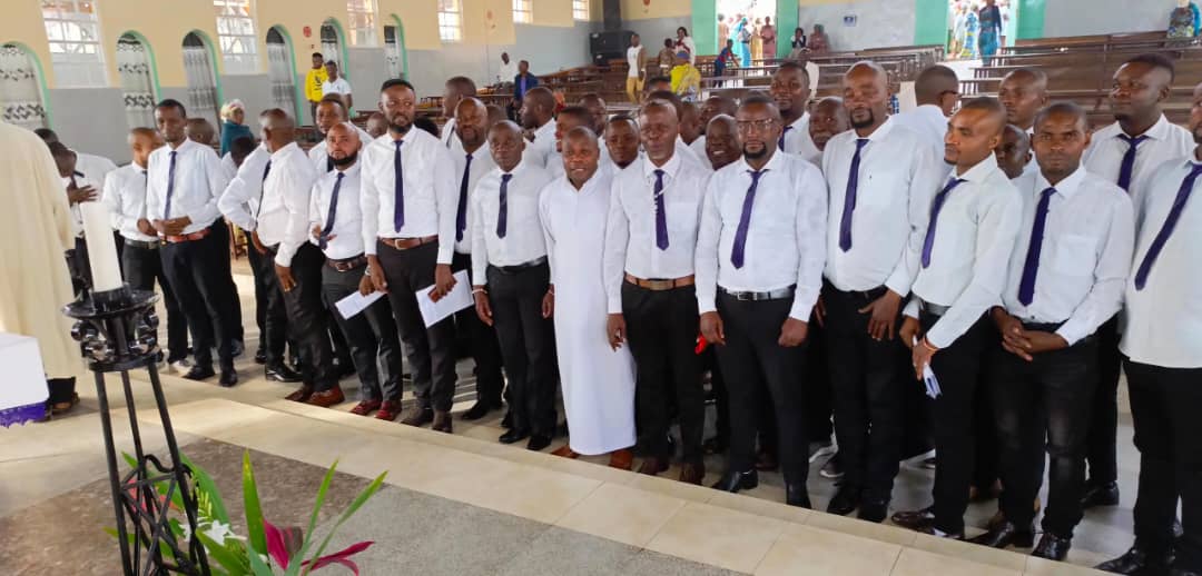 Bukavu : Les choristes de Saint Joseph Buholo reçoivent la bénédiction de leurs nouveaux habits liturgiques
